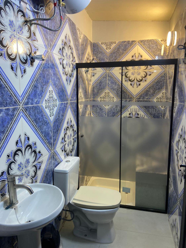 Bathroom, Abbey Road Inn I, San Lorenzo