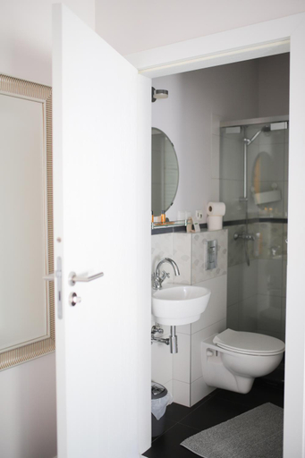Bathroom 4, Willa Puck, Puck