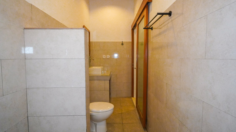 Bathroom 14