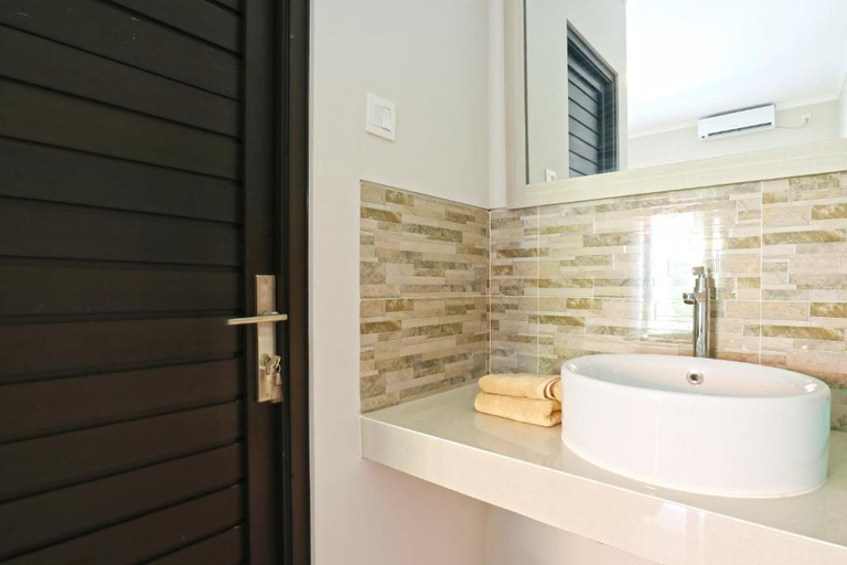 Bathroom 7