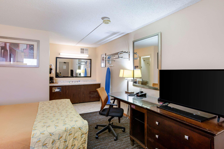 Bedroom 4, Rodeway Inn Sergeant Bluff - Sioux City, Woodbury