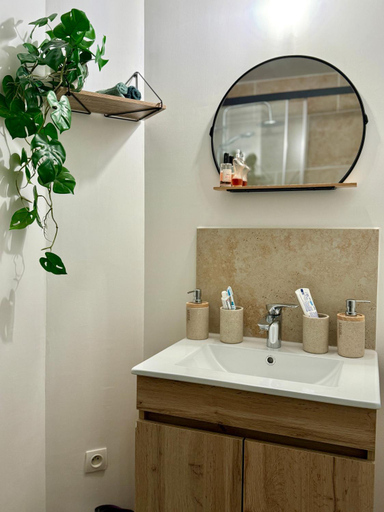 Bathroom 3, Le Ronsard, Jura