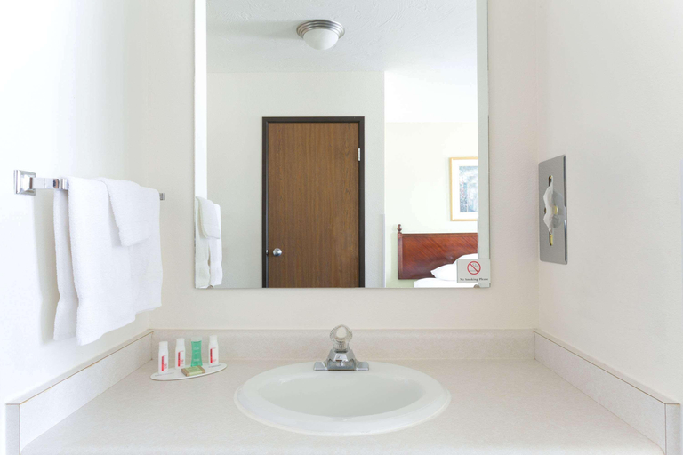 Bathroom 5, Super 8 by Wyndham Montpelier, Bear Lake