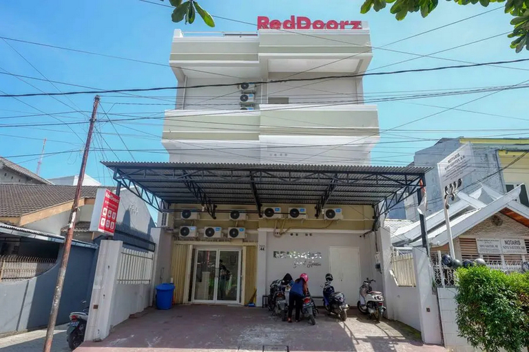 Exterior & Views 2, RedDoorz near Mall Ratu Indah 3, Makassar