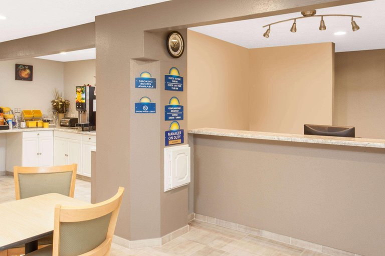 Public Area, Days Inn by Wyndham Farmer City, De Witt