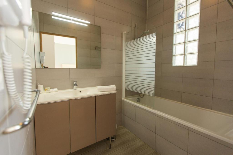 Bathroom 5, Hotel de la Plage Ronce-les-Bains, Charente-Maritime