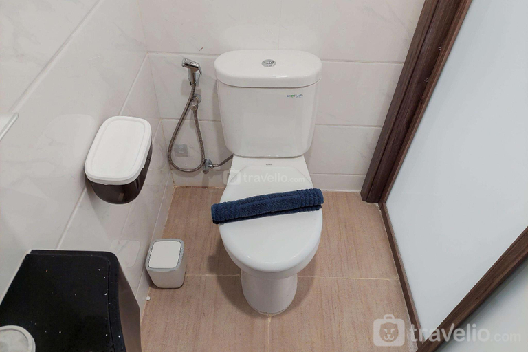 Bathroom 3, Nice Minimalist Studio @ Sky House BSD By Travelio, Tangerang Selatan