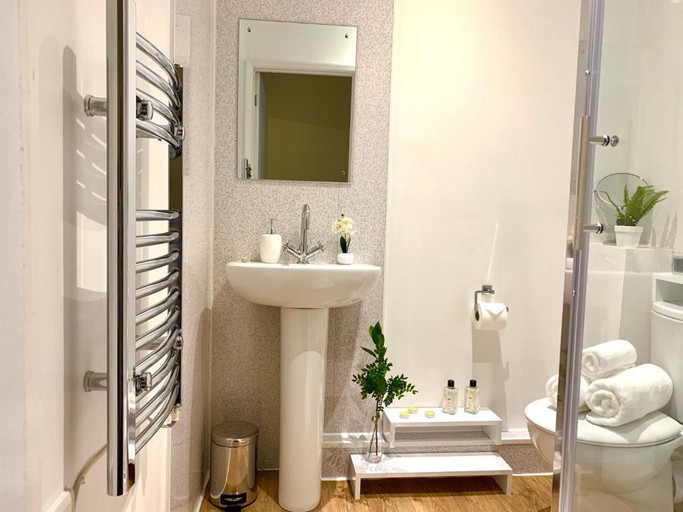 Bathroom, Eastbourne 1&2, East Sussex