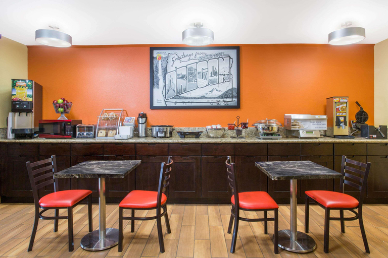 Food & Drinks 5, Super 8 by Wyndham Baker City, Baker