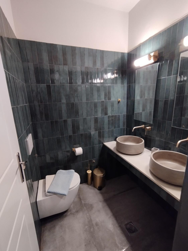 Bathroom 5, Meridiano, South Aegean