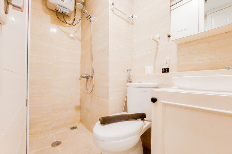 Bathroom 5, Simply Look Studio at Springwood Residence Tangerang Apartment By Travelio, Tangerang