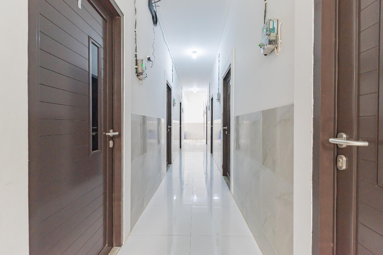Public Area 2, RedDoorz @ Kedawung Aurel Cirebon, Cirebon