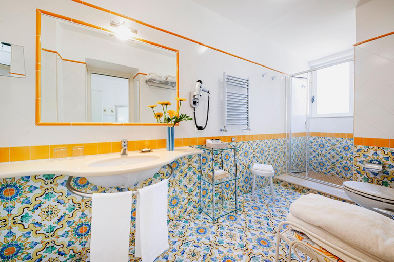 Bathroom 5, Hotel La Reginella Resort & Spa, Napoli