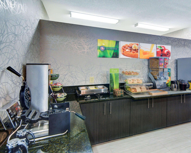 Food & Drinks 5, Quality Inn & Suites Grand Prairie South, Tarrant