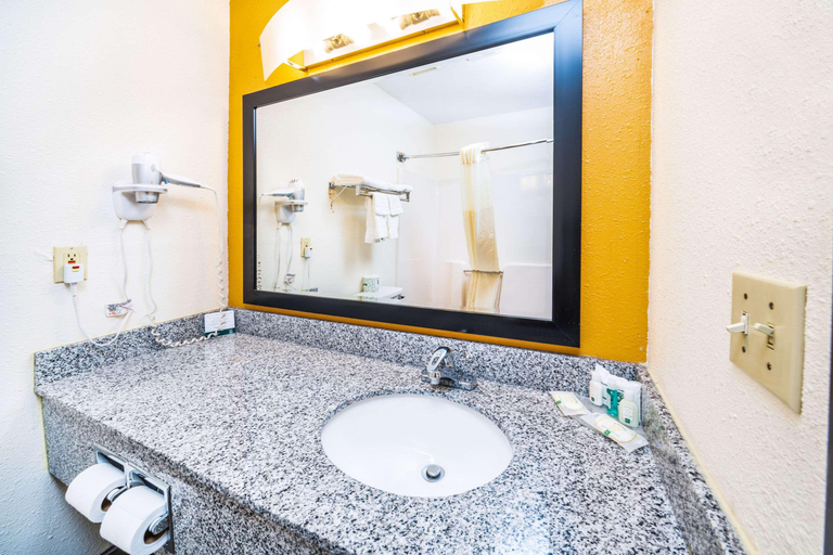 Bathroom 5, Quality Inn & Suites Danville East, Vermilion