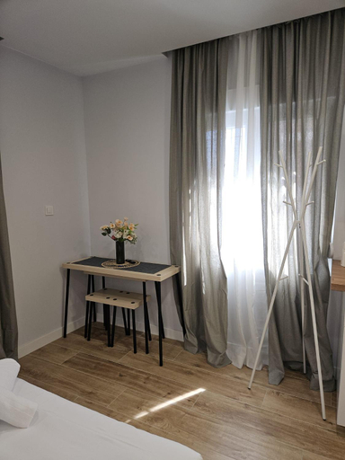 Others 5, Villa Verde, Madrid