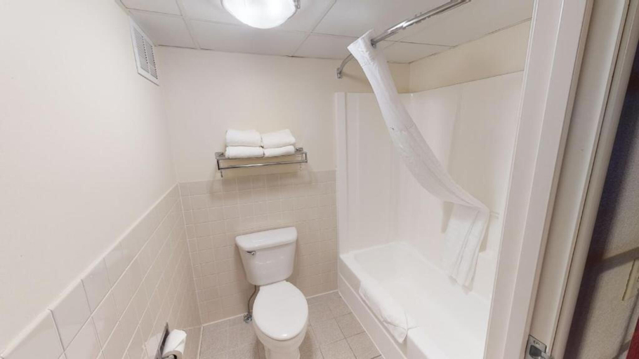 Bathroom, AmericInn by Wyndham Mounds View Minneapolis, Ramsey