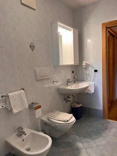 Bathroom 3, Gasthaus zum Weissen Kreuz, Bolzano