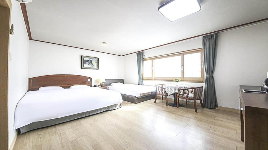 Bedroom 3, Jeju Golf Hotel, Jeju