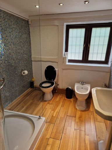 Bathroom 5, Rainsough Cottage Guest House - Shared Bathroom - Free Parking & WiFi, Manchester