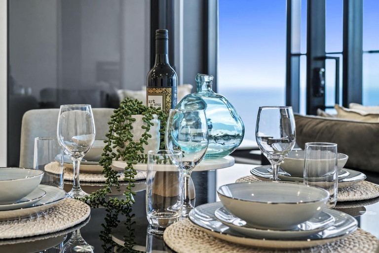 Food & Drinks 4, OCEAN Views in Beachside 2-Bedroom Unit - Q Stay, Gold Coast