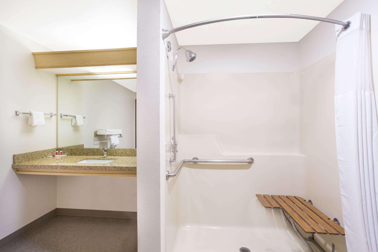 Bathroom 4, Super 8 by Wyndham Baker City, Baker