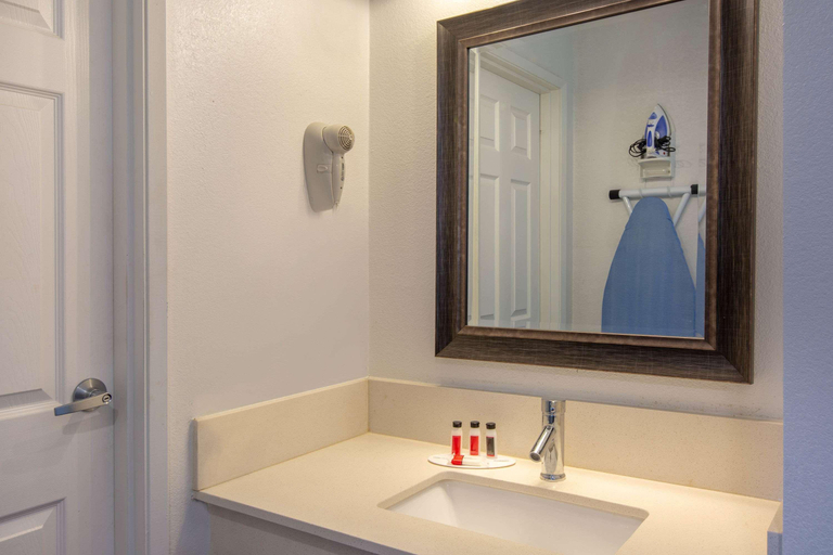 Bathroom, Baymont by Wyndham Roseburg, Douglas