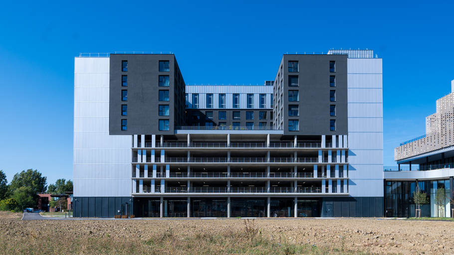 Exterior & Views