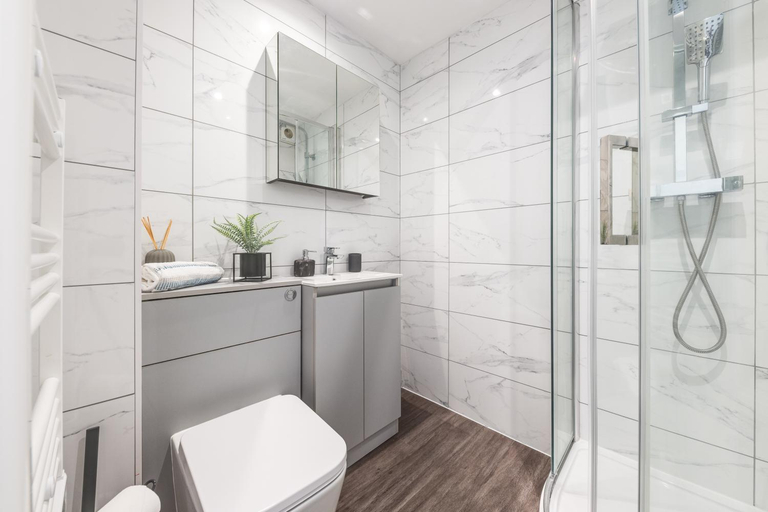 Bathroom 5, Spacious City Centre Penthouse Gem Cathedral View, Kent