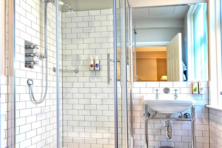 Bathroom 3, The Bridge in Barnes, London