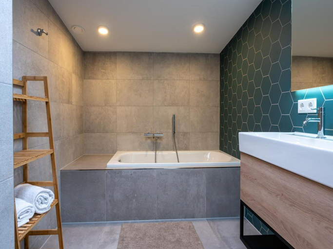Bathroom 2, Attractive villa with jetty, Noord-Beveland