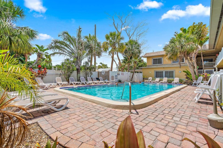 4, Waves 14 Condo Beautiful 1 Bedroom with Pool, Pinellas