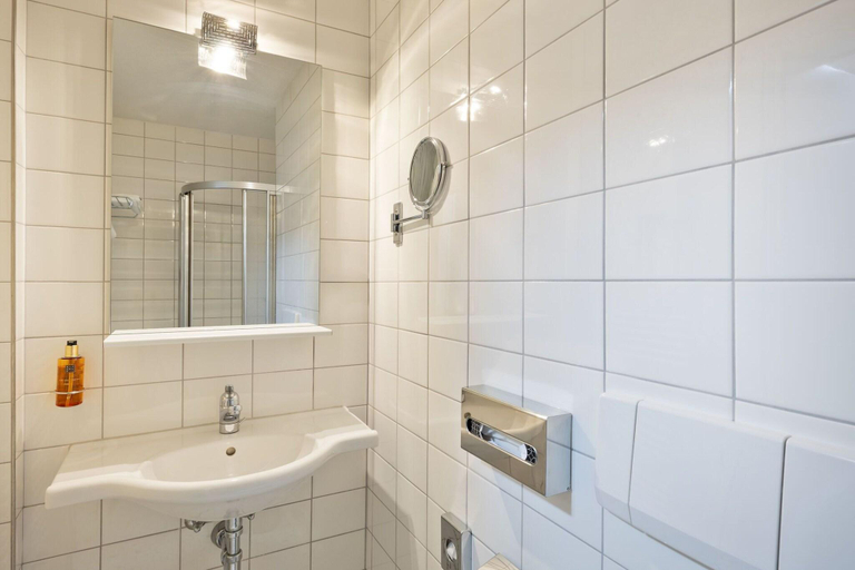 Bathroom 4, Merian Basel - Self Check-In, Basel