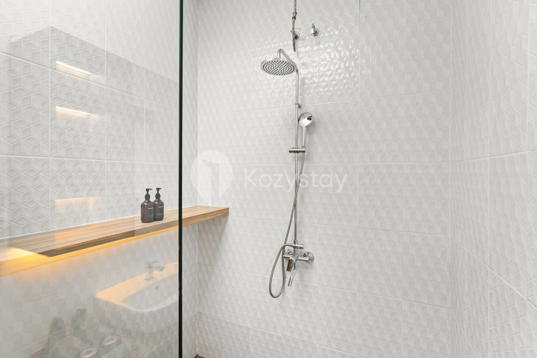 Bathroom 5, Navaya Villa by Kozystay - Seminyak, Badung