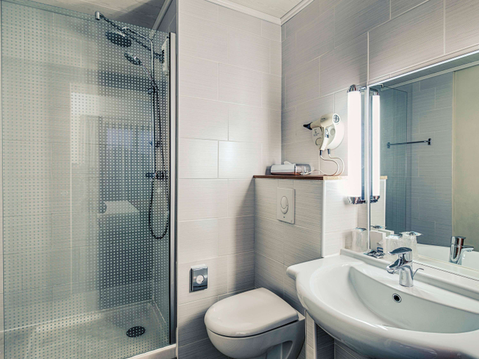 Bathroom 5, Mercure Albi Bastides Hotel, Tarn