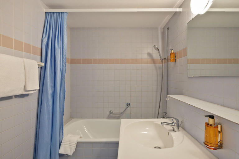 Bathroom 4, Merian Basel - Self Check-In, Basel