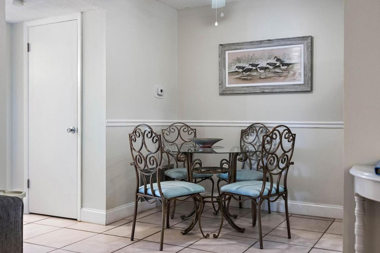 1, Waves 14 Condo Beautiful 1 Bedroom with Pool, Pinellas