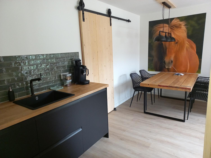 Others 3, B&B Klein koestapel, Putten