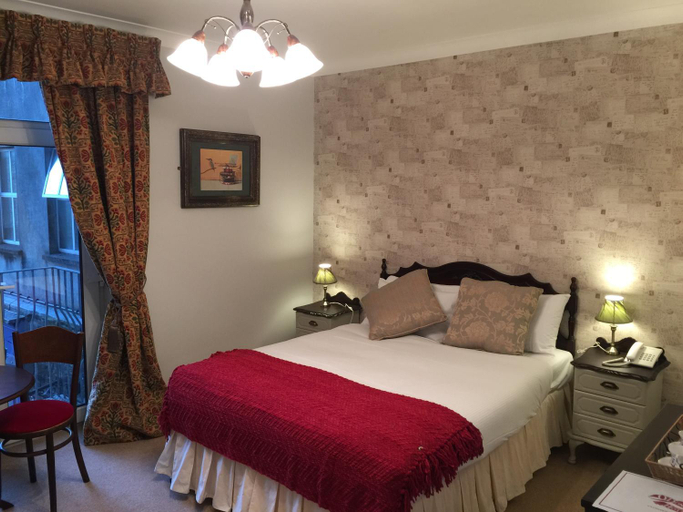 Others 3, O'Donovan's Hotel