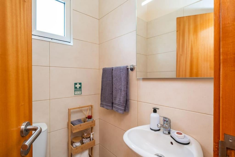 Bathroom 3, Cobalt, Porto Moniz