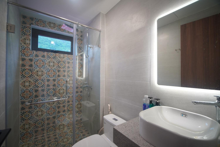 Bathroom 2, The Coral Homestay & Pub, Da Nang