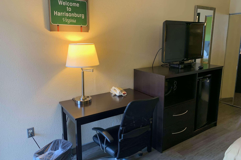 Bedroom 3, Days Inn by Wyndham Harrisonburg, Harrisonburg