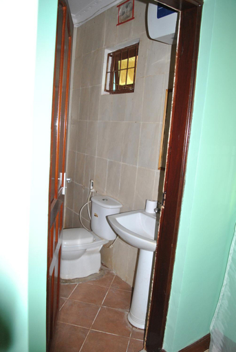 Bathroom 4, Ngorongoro Villa & Restaurant, Karatu