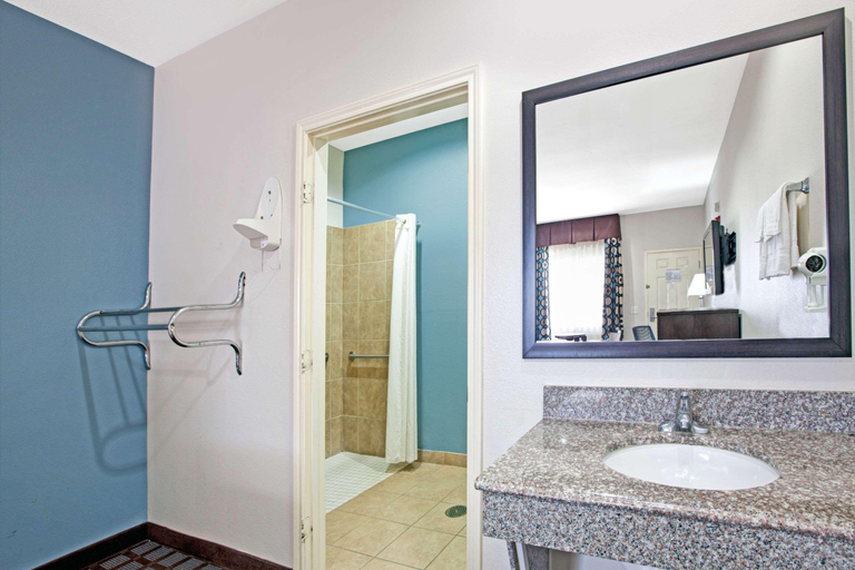 Bathroom 4, Super 8 by Wyndham Houston North I-45, Houston