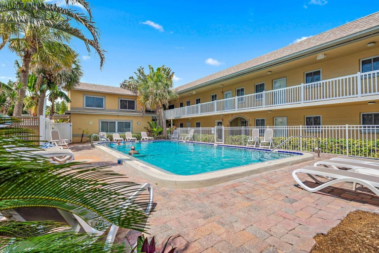 2, Waves 14 Condo Beautiful 1 Bedroom with Pool, Pinellas