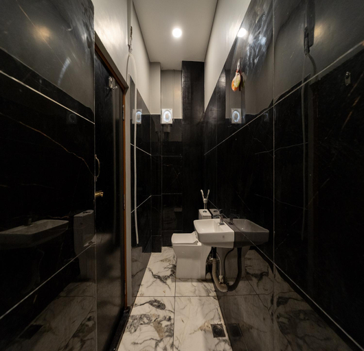 Bathroom 4, Hotel Bees, Puducherry