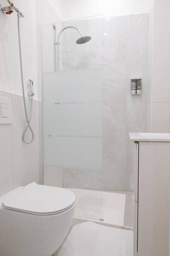 Bathroom 4, Antonia’s House, Bari