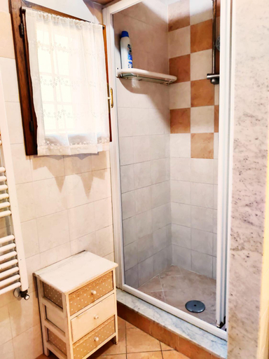 Bathroom 2, La dependance nel verde, Lucca