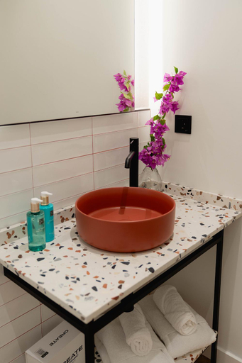 Bathroom 5, NIU Line, Alicante