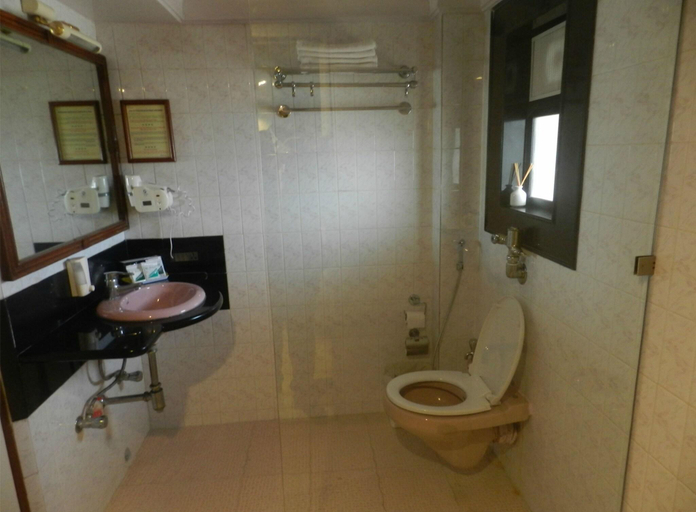 Bathroom 4, The Emerald Hotel & Services Apartments, Mumbai Suburban